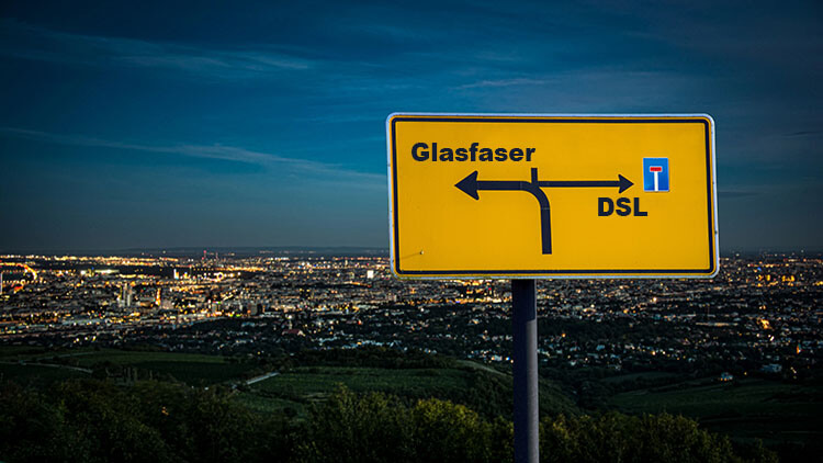Glasfaser vs DSL Straßenschild