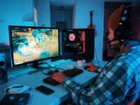 Gamer vor dem PC