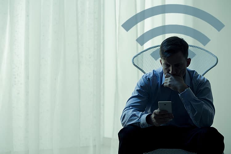 Nachdenklicher Mann und WLAN Symbol