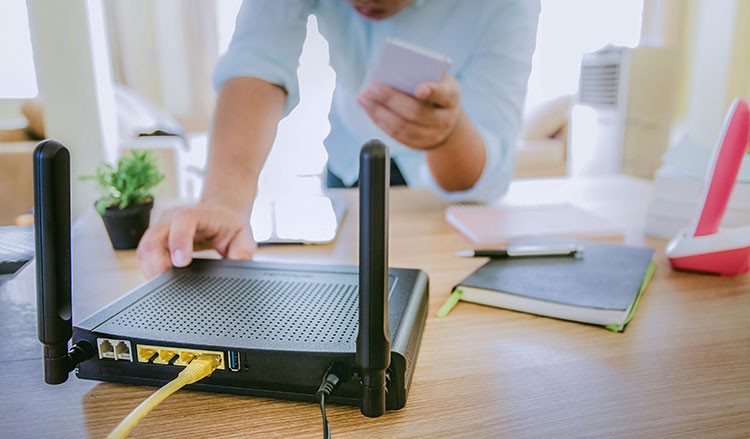 Mann stellt Router ein