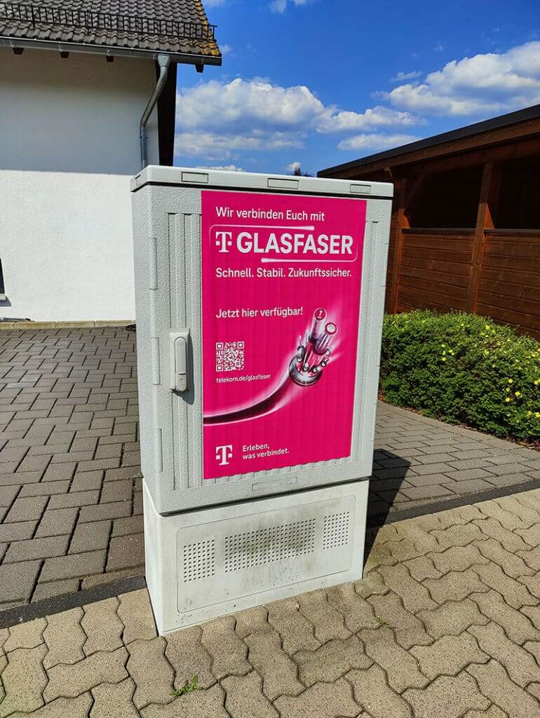 Glasfaser Werbung an einem Kabelverzweiger