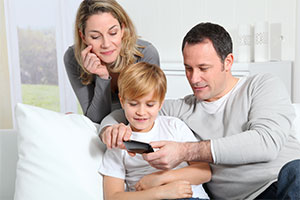 Familie mit Smartphone