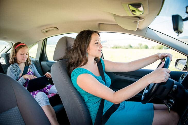 Frau mit Kind im Auto, Tablet via WLAN