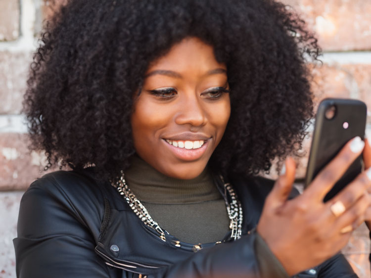 Frau mit Smartphone