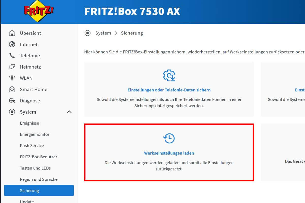 FritzBox Bedienoberfläche im Menü System und Sicherung mit hervorgehobener Schaltfläche Werkseinstellungen laden