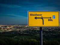 Glasfaser vs DSL Straßenschild