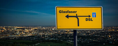 Glasfaser vs DSL Straßenschild