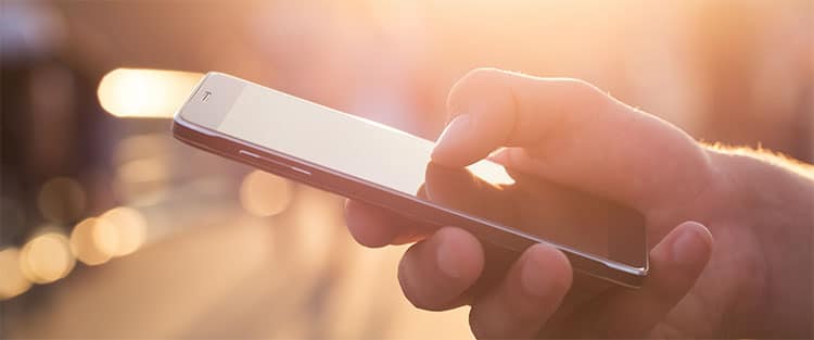 Hand mit Smartphone