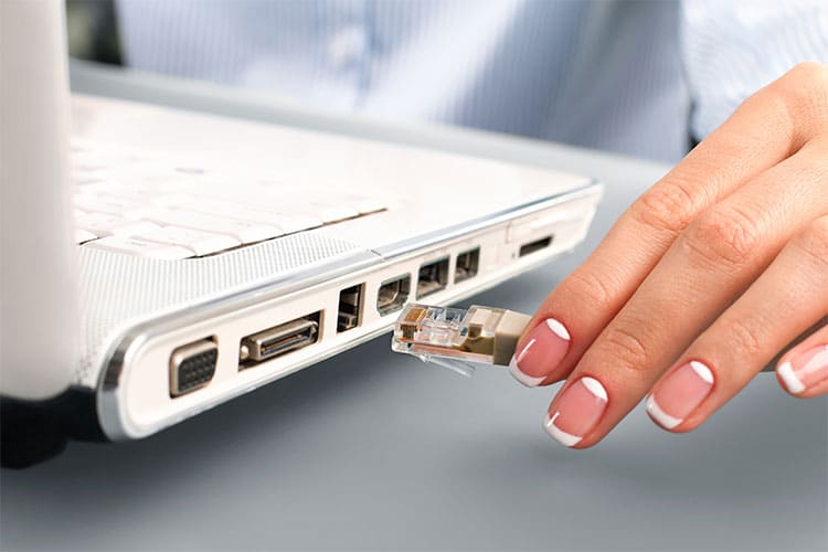 Laptop mit Netzwerkkabel