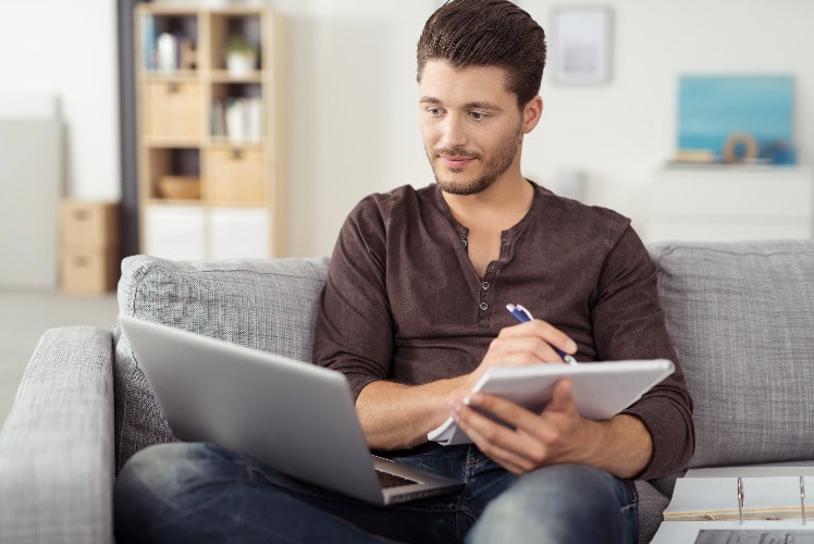 Mann mit Laptop