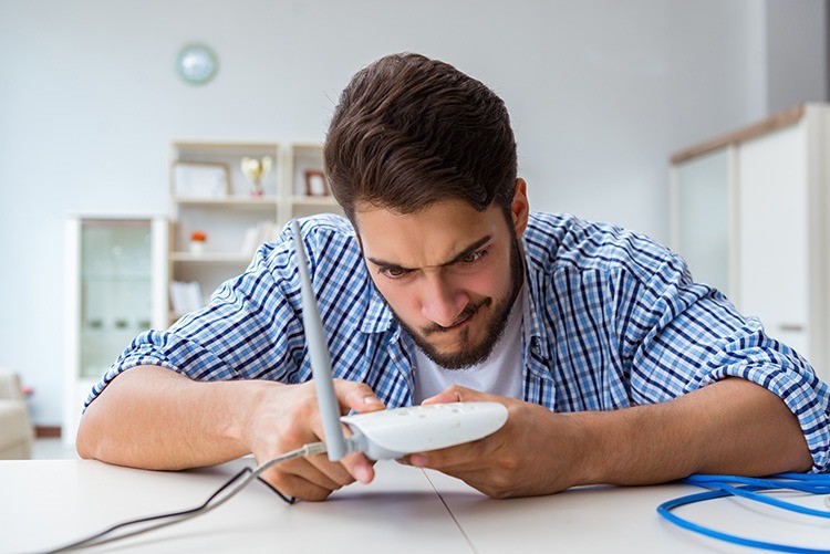 PYUR Störung: Mann prüft Router