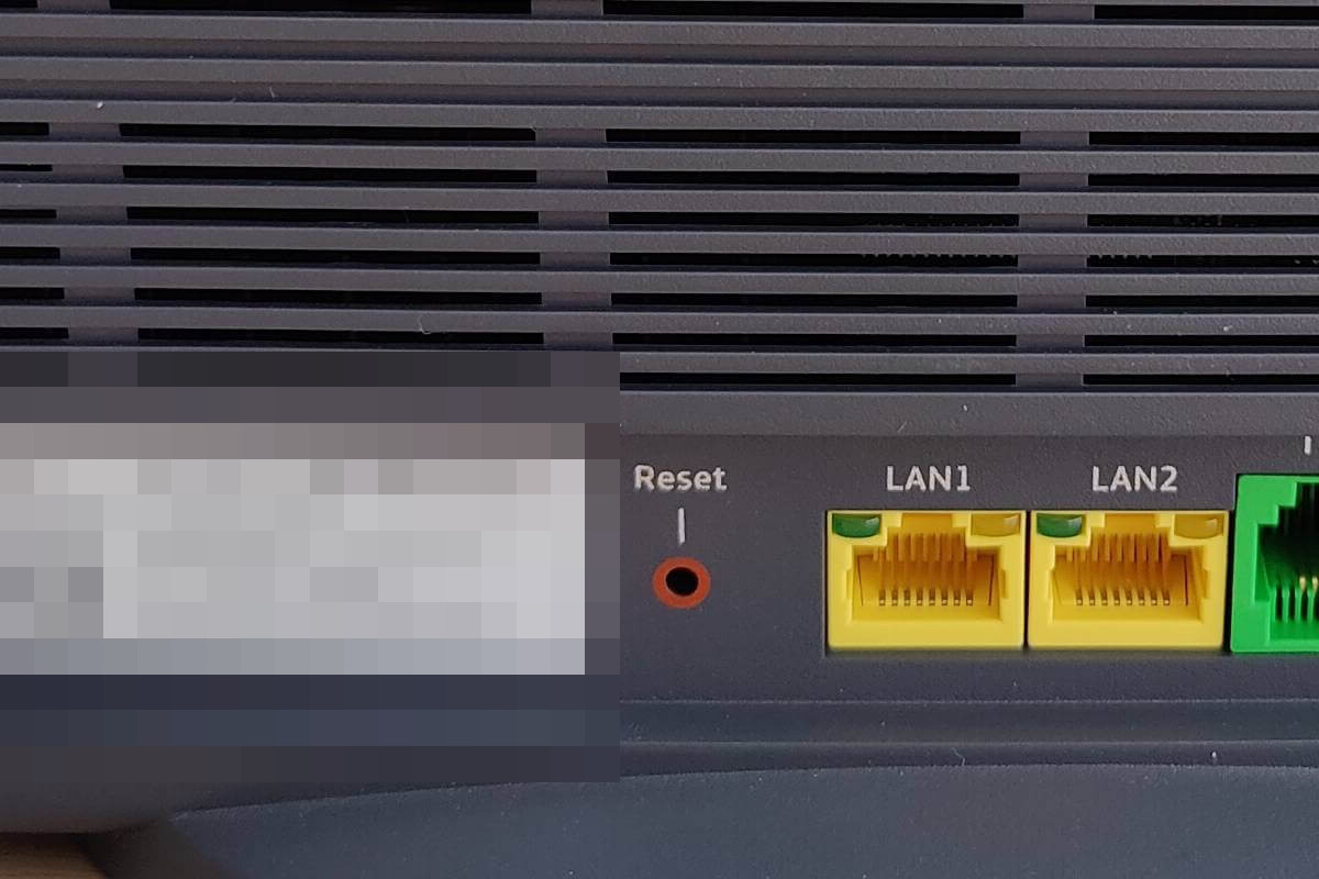o2 HomeSpot mit Reset-Taste neben den beiden LAN-Anschlüssen