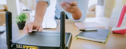 Mann stellt Router ein