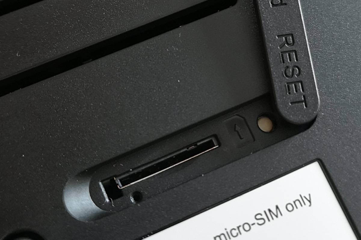 Telekom Speedbox mit RESET-Öffnung direkt neben dem Steckplatz für die SIM-Karte