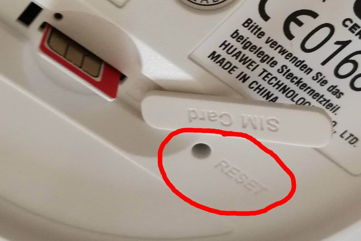 Unterseite des Vodafone GigaCube mit rot markierter RESET-Öffnung neben der SIM-Karte