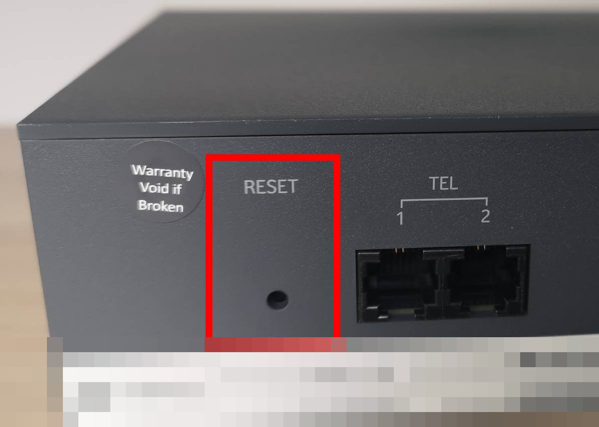 Vodafone Station mit rot markierter Reset-Taste neben den beiden Telefonanschlüssen