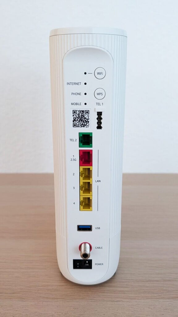 Rückseite des Vodafone Ultra Hub 7 mit LED-Reihe, vier LAN-Ports, USB, Telefonbuchsen und Koaxial-Eingang