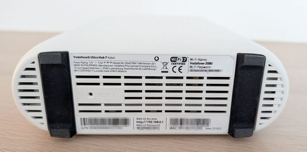 Typenschild an der Unterseite des Vodafone Ultra Hub 7 mit der Modellnummer DG4278VF